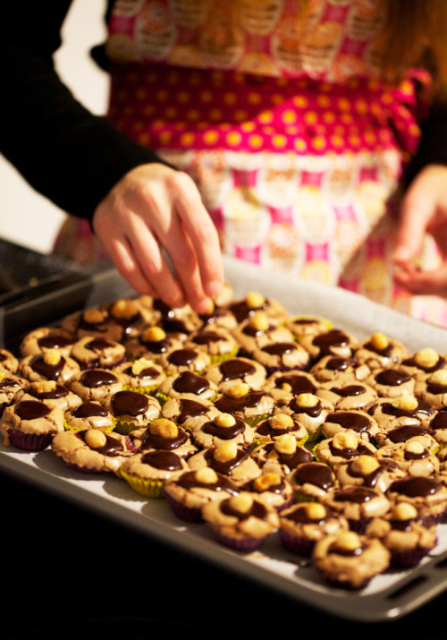 Bild für Brownie-Kardamom Praliné mit Macadamia Nuts