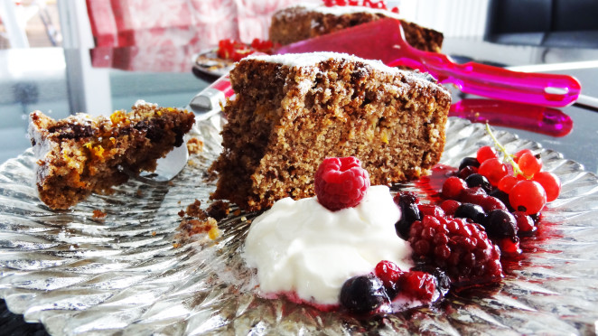 Saftiger Buchweizenkuchen mit Schokolade, Karotten und Apfel