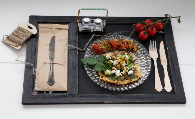 Blumenkohl-Pizza mit Pesto, Zucchiniraspel und gerösteten Mandeln